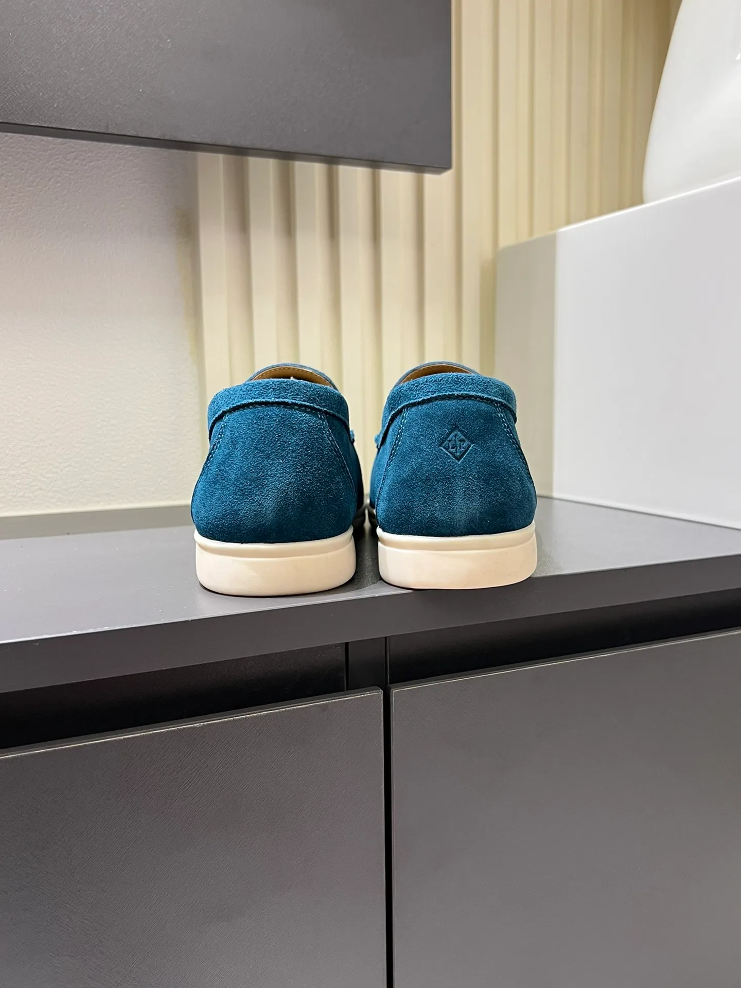 Men's shoes 💰p360 "Loro men's shoes 💰pian'*" Classic L men's shoes for couples 💰p Top version British flat loafers, a must-have item in old money style, the minimalist design is eye-catching and durable, a plus point for dressing The soft foot feel and texture are outstanding. They don’t scratch your feet and are very nice. They are matched with soft and waxy soles. They can be worn daily for a long time without getting tired. They are easy to wear, versatile and classic items, with perfect foot feel and texture! Imported cashmere fabric, the lining is made of imported A-grade water-dyed cow lining, the top version of the genuine leather midsole is sewn with pure handmade mark thread! Size: Female 35-40 (34. Customized) Male 38-44 (45.46. Customized)